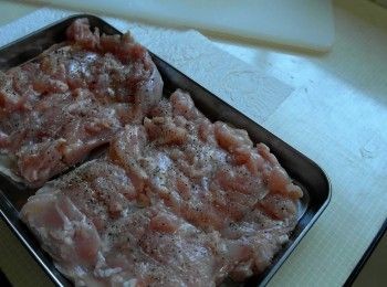 step2: 撒上鹽與黑胡椒調底味