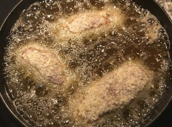 step8: 將牛肉捲下油鍋炸到表面淡金黃後，開大火逼油，讓牛肉捲成金黃後即可起鍋例