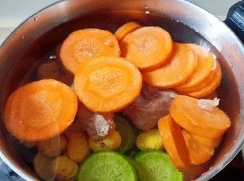 step2: 所有材料放煲大火滾起