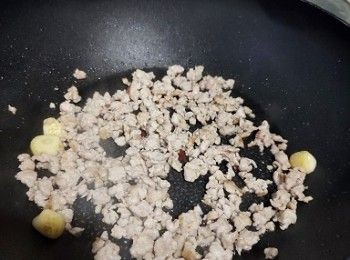 step2: 豆腐水滾中火蒸五分鐘熄火。炒香蒜頭，加肉碎炒熟