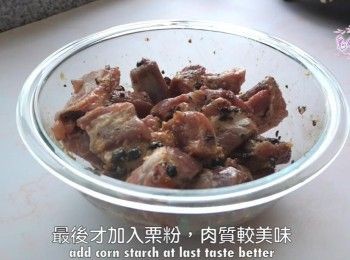 step3: 排骨洗乾淨，並且抹幹，然後用蘇太豆豉辣醬以及其他醬料醃製