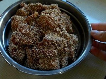 step2: 將五花肉表面均勻沾上蒸肉粉