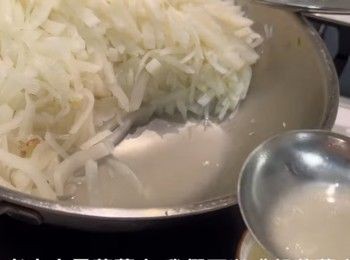 step7: —— 45分鐘後，蘿蔔已煮好，請半透明狀態。——將煮出的蘿蔔水（剛好有兩碗水份量），用碗盛起，待加入粉漿。