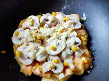 step2: 小火倒入麵包，盡量壓實。旁邊加少量水，關蓋煎3分鐘。
麵包上加配料，重覆以上步驟，搞掂