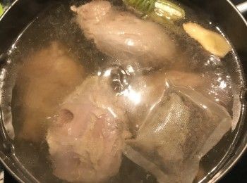 step4: 45分鐘後，再用濾網將雜質撈乾淨；