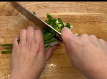 step8: 製作蔥油：
先將蔥清洗乾淨，切段再切粒。