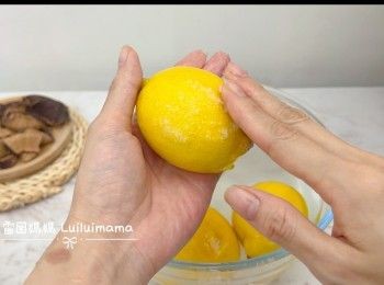 step3: 再用粗鹽擦洗乾淨檸檬皮。擦走表面的蠟。
咁就安心好多啦！