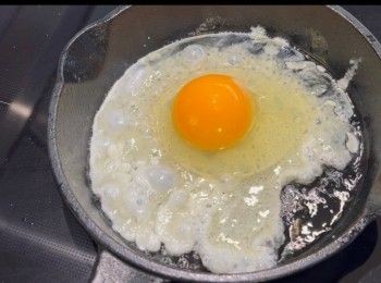 step12: 煎流心太陽蛋：
取出平底鑊，倒入油，燒紅油後，就可以加入雞蛋。以半煎炸的形式，將雞蛋白的圓周炸至金黃色，此時蛋黃仍是生的，馬上熄火。