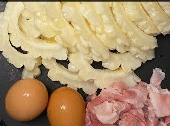 step1: 苦瓜清洗乾淨切開，去除籽以及內膜後切細片

加少許鹽稍為醃5分鐘，後沖水備用