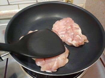 step4: 燒熱鑊（不用下油）； 先煎雞皮一面 (中大火)； 煎時用鑊剷稍為按壓