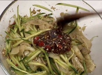 step12: 一邊拌一邊試味，如果覺得味道不夠，在添補醬汁。最後加入青瓜絲和芫荽拌勻。