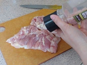 step2: 在肉面灑上小許鹽（一丁點便可）鹽20分鐘;  之後再次用廚紙吸乾<a href="https://bit.ly/2ZxapeY" target="_blank" data-keyword="雞扒" class="guide-link"><strong>雞扒</strong></a> <span style="display:inline-block;vertical-align:middle;margin-top:-3px;color:initial;border-radius:3px;padding:2px 3px;font-size:12px;line-height:14px;background:#87d300;color:#fff;">即買</span> 兩面的水份備用