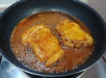 step9: 把<a href="https://bit.ly/2ZxapeY" target="_blank" data-keyword="雞扒" class="guide-link"><strong>雞扒</strong></a> <span style="display:inline-block;vertical-align:middle;margin-top:-3px;color:initial;border-radius:3px;padding:2px 3px;font-size:12px;line-height:14px;background:#87d300;color:#fff;">即買</span> 反轉（雞肉一面向下）； 再度蓋上鑊蓋煮數分鐘至收汁