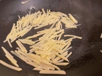 step3: 花椒油炒土豆絲，炒兩分鐘後加一茶匙白醋炒勻，再加入鹽和辣椒碎炒勻，炒多一分鐘即成。