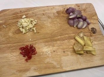 step4: 預備配料，將薑切片；辣椒去蒂、去核、切粒；乾蔥頭去醫，切粒；蒜頭去衣，切粒。