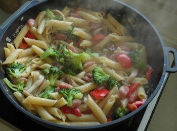 step5: 放入筆管麵、青花菜、甜椒拌炒1-2分鐘。用鹽調整味道即可。