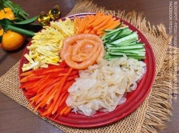 step2: 雞蛋加入少許糖和牛奶(食譜以外)拂勻，下鑊以中火煎成蛋皮，切絲。