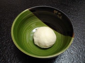 step2: 攪拌成光滑麵糰（如無機可用手搓）取出放在掃了油的碗中