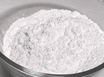 step3: 接著，開粉漿。
取出一個大碗，將粘米粉、澄麵和粟粉拌勻