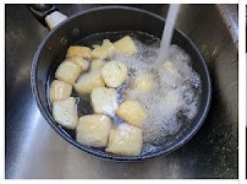 step5: 豆卜切半， 用熱水燙煮2-3分鐘至軟， 撈起沖凍水及搾乾水份備用