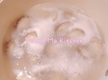 step2: 急凍鮑魚解凍洗淨後略煮一下，之後立即浸冰水，再用廚紙抺乾備用。