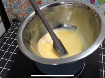 step1: 將蛋黃蛋白分離，然後往蛋黃裏加入一半糖和雲呢拿精華，打均勻後放上暖水上坐熱