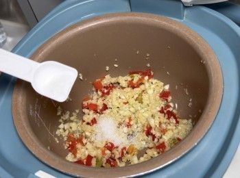 step5: 打開電飯煲，放少許油，將所有配料，包括蒜蓉、辣椒碎、鹽和糖加入電飯煲
