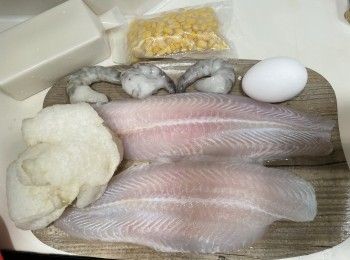 step1: 處理材料：乾魚肚先浸軟，蝦仁和魚柳解凍索乾水份，雞蛋分開蛋黃和蛋白，生粉加入少許水攪勻，巳解凍蝦仁和魚柳切粒，用味醂、鹽和胡椒粉醃蝦仁和魚柳，最後取一半蛋白和蝦仁和魚柳撈勻，輕輕按摩一下等魚柳吸收蛋白，豆腐切粒，假如晚餐有芥蘭或菜心，可取一兩條削皮切薄片，增添顏色。