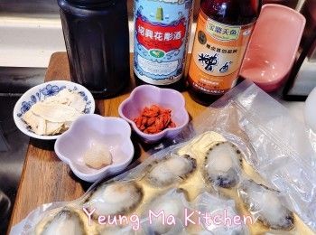 step1: 預備材料:杞子洗淨後用熱水浸泡一下備用。當歸片洗淨備用。