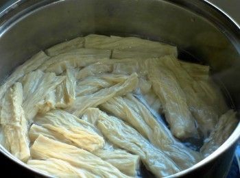 step2: 金針菇去掉根部，燙熟備用。腐竹燙熟備用。