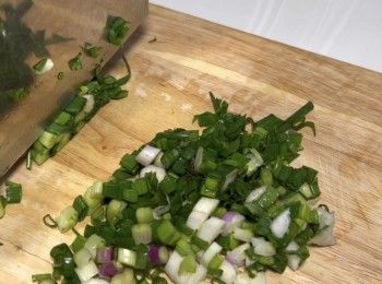 step2: 將蔥切成蔥花