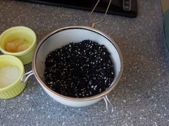 step1: 芝麻洗淨後涼乾水