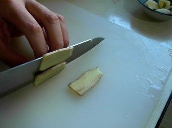 step2: 薑切片，大蒜掰破去皮，九層塔取葉。