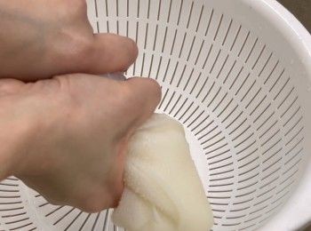step4: 泡完冰水後，取出壓干水份
要盡量有幾乾，得幾乾。