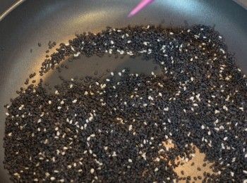 step2: 芝麻炒熟 放涼備用