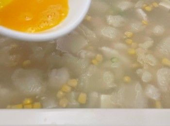 step5: 加入粟米粒、豆腐粒和芥蘭 ，慢慢加入生粉水埋芡，認為濃稠度適合就可以了，不一定要用曬生粉水，最後將餘下的蛋白加入蛋黃發勻，湯羹加入蛋液，形成蛋花，可加少許鹽調味，即完成。