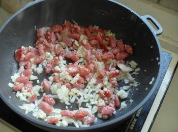 step3: 熱鍋加入1小匙油，放入香腸炒至表面微焦。放入洋蔥末、蒜末爆香。