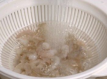 step2: 將蝦解凍、乾淨，然後啤水15分鐘。