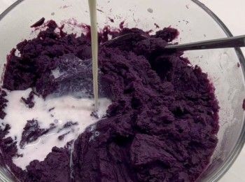 step5: 趁紫薯泥仍然是熱的時候，加入糖攪拌。
然後加入牛奶再加以攪拌。