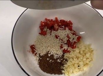 step7: 準備一個大碗，將剛才準備好的配料逐一放入（包括蒜蓉、辣椒碎、紅椒粉、花椒和川椒粉、白芝麻）