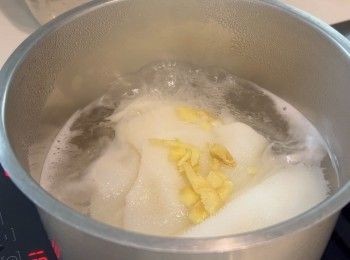 step1: 將牛柏葉，放到滾水裡，加入薑絲和少許酒，用大火煮10分鐘