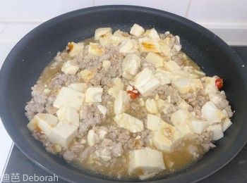 step5: 最後加入生粉水，煮成芡，上碟。