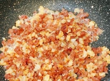 step2: 蝦米、臘腸切碎，落鑊爆香