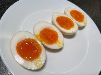 step1: 雪櫃凍雞蛋沖一沖水，直接放入蒸爐，蒸爐內置soft egg 功課蒸溏心蛋，蒸完直接浸冰水，用匙羹敲醉雞蛋，開住水喉水沖開蛋殼，完成後用食用水過水，再浸入醉汁中。