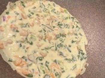 step5: 取出平底鑊，下點油，以中火煎薄罉。