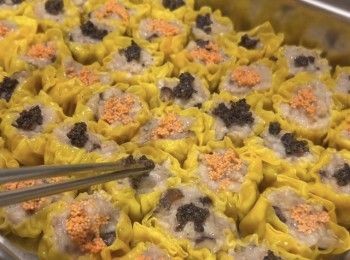 step9: 如要製作黑松露燒賣，請待蟹子燒賣蒸好後，才擺上黑松露，然後再放回蒸爐多蒸五分鐘即可。