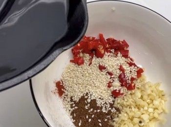 step8: 煮滾油，然後將油分三次贊入配料中，務求以高油溫贊香配料