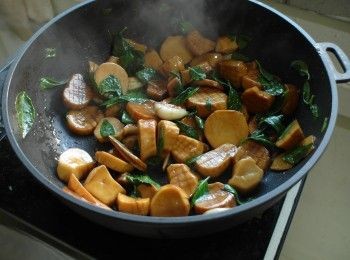 step7: 轉大火加入九層塔快速拌炒30秒即可。