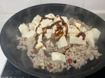 step4: 先把豆腐粒加入，再加入蠔油，拌勻。