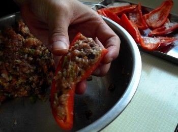 step4: 甜椒內部撒上一層太白粉。將調味好的絞肉鑲入甜椒內部。
